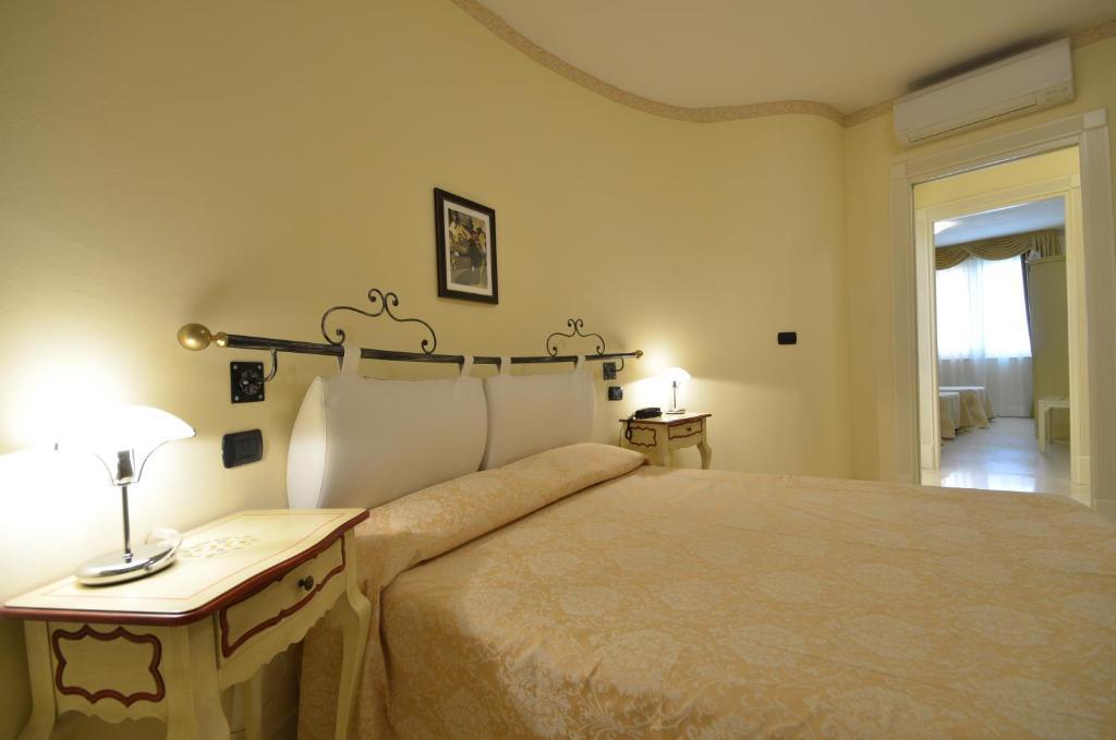 Relais Du Lac Desenzano del Garda Rum bild